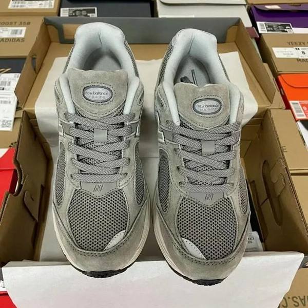 New Balance 2002r